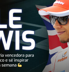 Imagem do atleta automobilístico de Fórmula 1 Lewis Hamilton, posando com um sorriso, boné e óculos escuros no rosto.