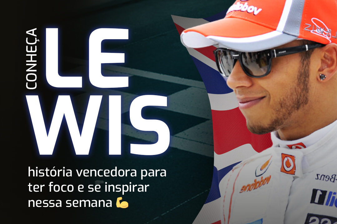 Imagem do atleta automobilístico de Fórmula 1 Lewis Hamilton, posando com um sorriso, boné e óculos escuros no rosto.